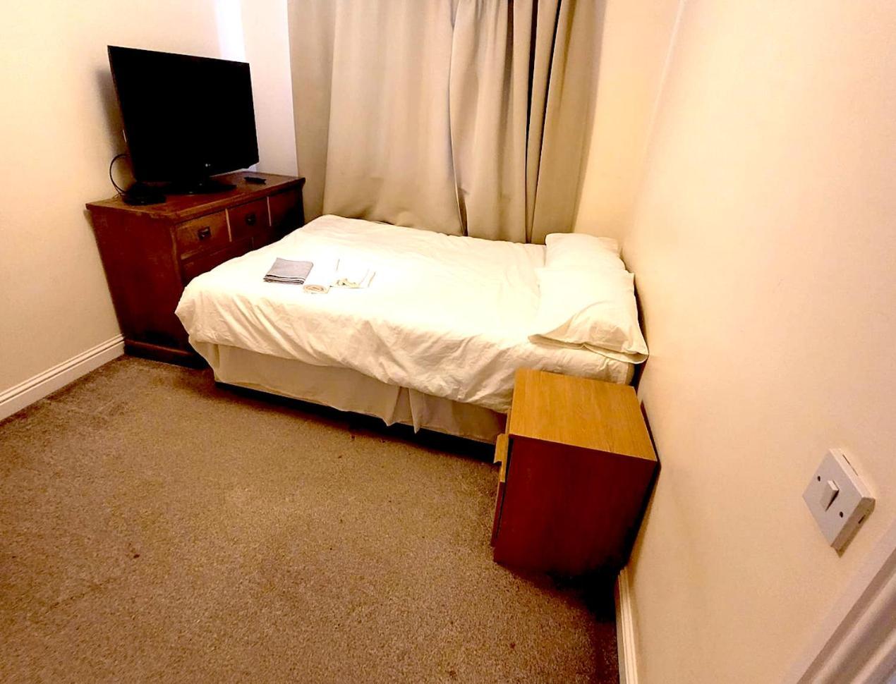 Glasgow Central - Entire House - Free Parking , Free Super Fast Wifi , Private Garden & Parking Security ภายนอก รูปภาพ